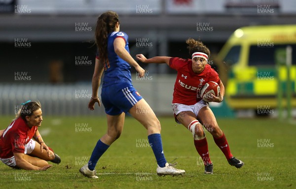 160318 - Wales Women v France Women - Natwest 6 Nations Championship - Jess Kavanagh-Williams of Wales makes a break