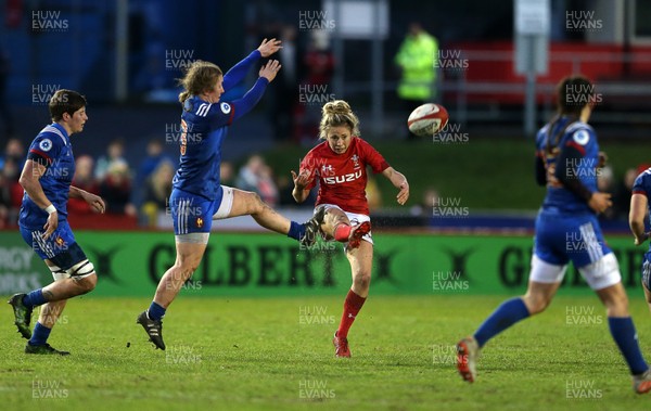 160318 - Wales Women v France Women - Natwest 6 Nations Championship - Elinor Snowsill of Wales clears the ball