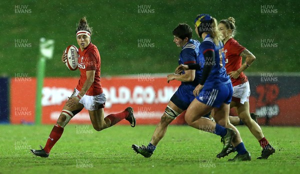 160318 - Wales Women v France Women - Natwest 6 Nations Championship - Jess Kavanagh-Williams of Wales makes a break