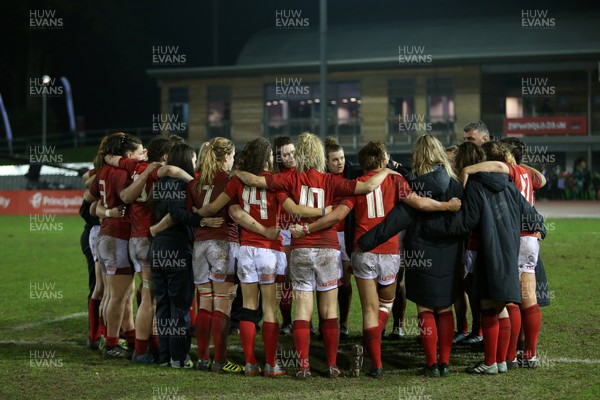 160318 - Wales Women v France Women - Natwest 6 Nations Championship - Wales huddle at full time