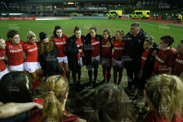 160318 - Wales Women v France Women - Natwest 6 Nations Championship - Wales huddle at full time