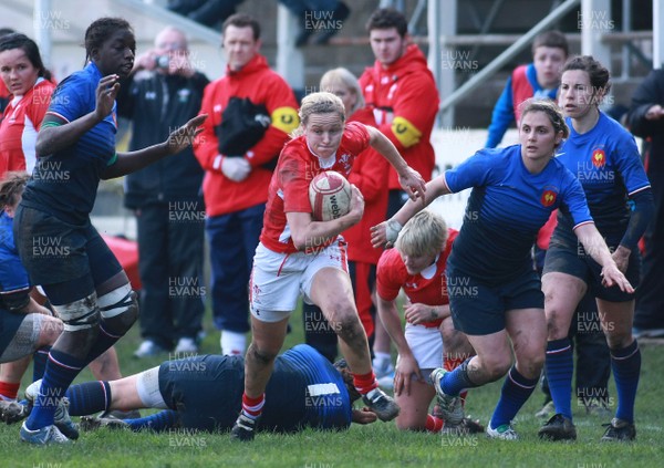 180312 Wales v France - Women's 6 Nations Championship -Wales' Laura Prosser bursts through a gap between France's Diallo Coumba(L) and Yahe Marie-Alice