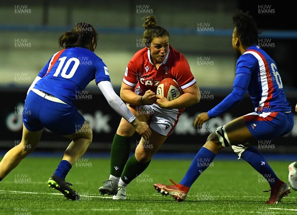 220422 - Wales Women v France Women - TikTok Women’s Six Nations - Siwan Lillicrap of Wales takes on Julie Annery of France