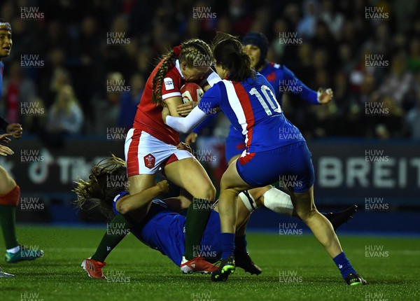220422 - Wales Women v France Women - TikTok Women’s Six Nations - Hannah Jones of Wales looks for a way through