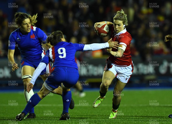 220422 - Wales Women v France Women - TikTok Women’s Six Nations - Keira Bevan of Wales takes on Laure Sansus of France