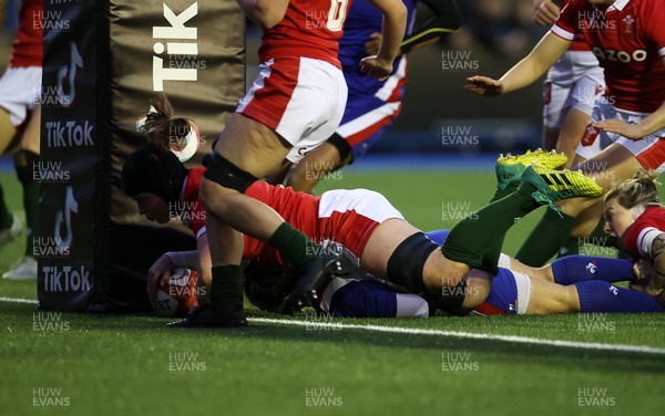 220422 - Wales Women v France Women - TikTok Womens Six Nations - Laure Sansus of France gets through to score a try