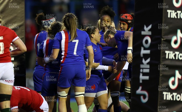 220422 - Wales Women v France Women - TikTok Womens Six Nations - Laure Sansus of France with team mates after scoring a try