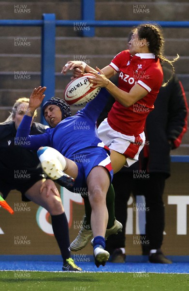 220422 - Wales Women v France Women - TikTok Womens Six Nations - Caroline Boujard of France gets to the ball before Jasmine Joyce of Wales to score a try