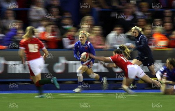 220422 - Wales Women v France Women - TikTok Womens Six Nations - Chloe Jacquet of France makes a break to run in and score a try