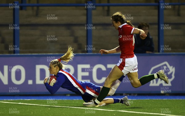 220422 - Wales Women v France Women - TikTok Womens Six Nations - Chloe Jacquet of France makes a break to run in and score a try