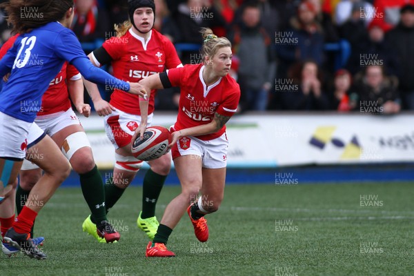 230220 - Wales Women v France Women - Women's 6Nations Championship -  Keira Bevan of Wales spreads the ball wide