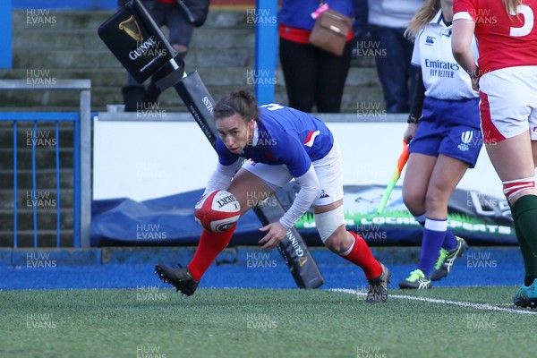 230220 - Wales Women v France Women - Women's 6Nations Championship -  Laure Sansus of France scores a try 
