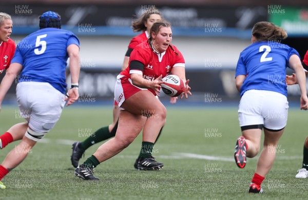 230220 - Wales Women v France Women, Womens Six Nations Championship 2020 - Gwenllian Pyrs of Wales sets up an attack