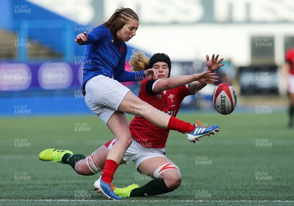 230220 - Wales Women v France Women, Womens Six Nations Championship 2020 - Bethan Lewis of Wales looks to charge down the kick from Pauline Bourdon of France