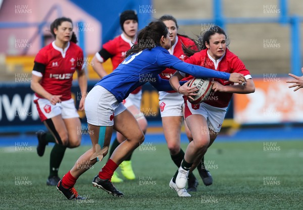 230220 - Wales Women v France Women, Womens Six Nations Championship 2020 - Kayleigh Powell of Wales takes on Coralie Bertrand of France