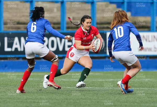 230220 - Wales Women v France Women, Womens Six Nations Championship 2020 - Ffion Lewis of Wales takes on Julie Annery of France 