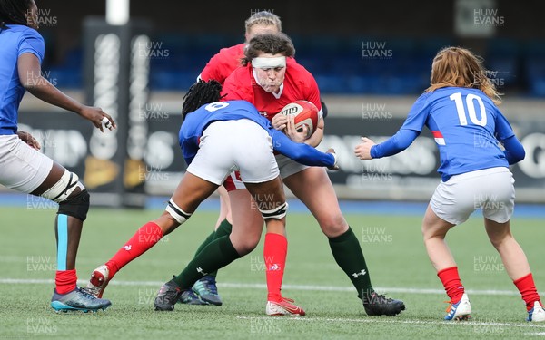 230220 - Wales Women v France Women, Womens Six Nations Championship 2020 - Cerys Hale of Wales takes on Julie Annery of France