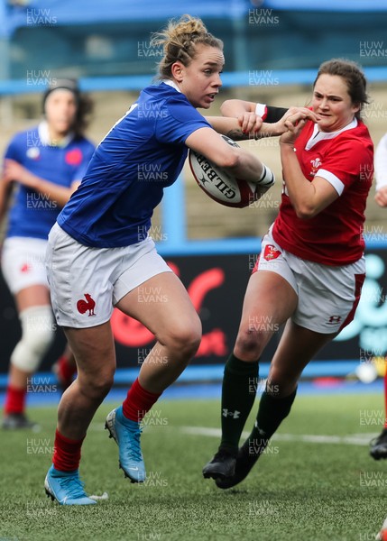 230220 - Wales Women v France Women, Womens Six Nations Championship 2020 - Caitlin Lewis of Wales closes in on Marine Menager of France
