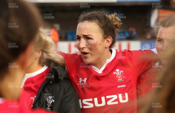 230220 - Wales Women v France Women, Womens Six Nations Championship 2020 - Siwan Lillicrap of Wales sports a black eye as she speaks to her team mates at the end of the match