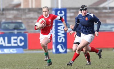 28.02.10 ... Wales Women v France Women, Womens Six Nations, Bridgend -  Wales' Laura Prosser breaks away   