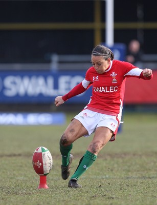28.02.10 ... Wales Women v France Women, Womens Six Nations, Bridgend -  Wales' Non Evans kicks at goal  