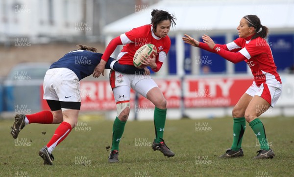 28.02.10 ... Wales Women v France Women, Womens Six Nations, Bridgend -  Wales' Naomi Thomas looks for support from Non Evans  
