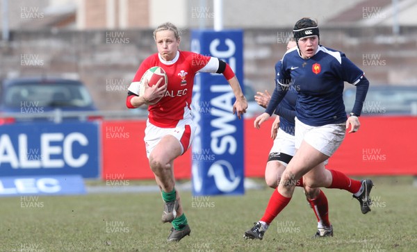 28.02.10 ... Wales Women v France Women, Womens Six Nations, Bridgend -  Wales' Laura Prosser breaks away   