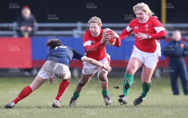 28.02.10 ... Wales Women v France Women, Womens Six Nations, Bridgend -  Wales' Jamie Kift  tries to breakaway  