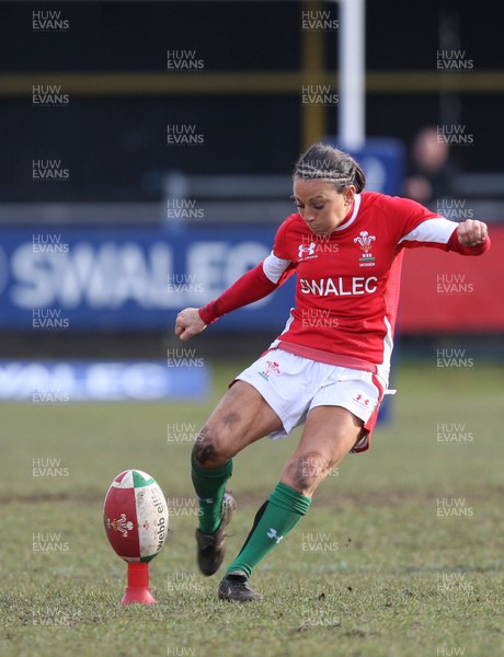 28.02.10 ... Wales Women v France Women, Womens Six Nations, Bridgend -  Wales' Non Evans kicks at goal  
