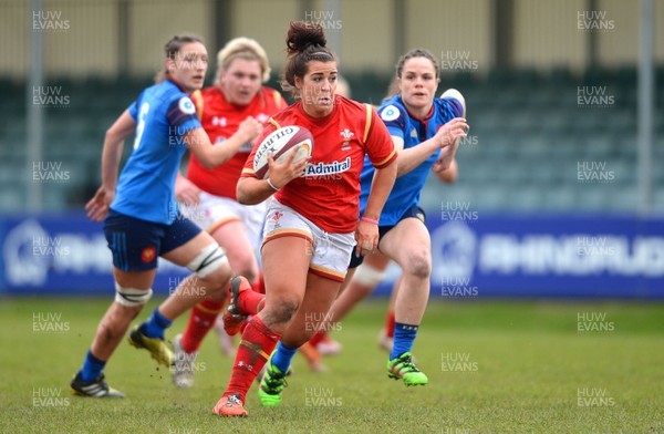 280216 - Wales Women v France Women - RBS Womens Six Nations 2016 -Shona Powell-Hughes of Wales gets into space