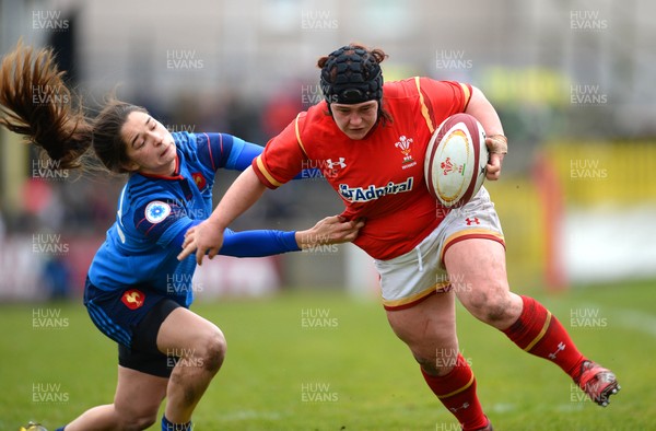 280216 - Wales Women v France Women - RBS Womens Six Nations 2016 -Megan York of Wales beats Coralie Bertrand of France to score try