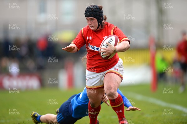 280216 - Wales Women v France Women - RBS Womens Six Nations 2016 -Megan York of Wales beats Coralie Bertrand of France to score try