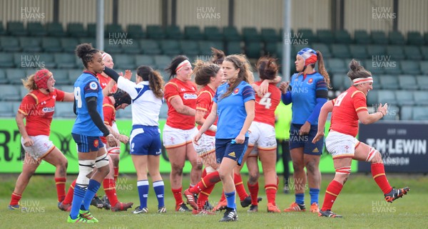 280216 - Wales Women v France Women - RBS Womens Six Nations 2016 -Wales players celebrate at the final whistle