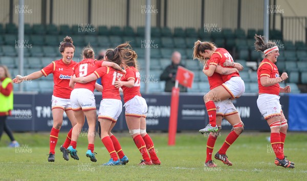 280216 - Wales Women v France Women - RBS Womens Six Nations 2016 -Wales players celebrate at the final whistle