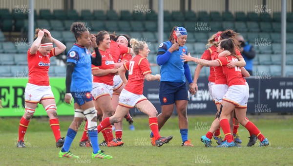 280216 - Wales Women v France Women - RBS Womens Six Nations 2016 -Wales players celebrate at the final whistle