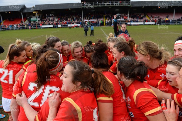 280216 - Wales Women v France Women - RBS Womens Six Nations 2016 -Wales players celebrate at the final whistle