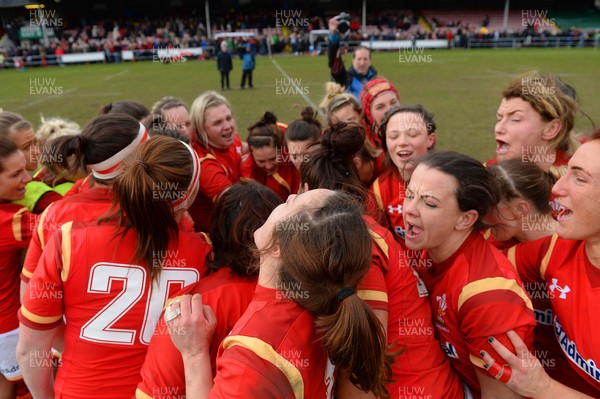 280216 - Wales Women v France Women - RBS Womens Six Nations 2016 -Wales players celebrate at the final whistle