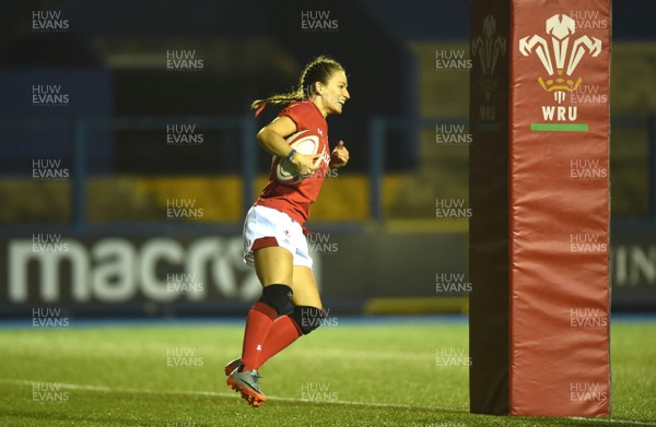 161118 - Wales Women v Hong Kong Women - Jasmine Joyce of Wales runs in to score her second try
