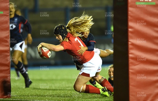 161118 - Wales Women v Hong Kong Women - Bethan Lewis of Wales scores try
