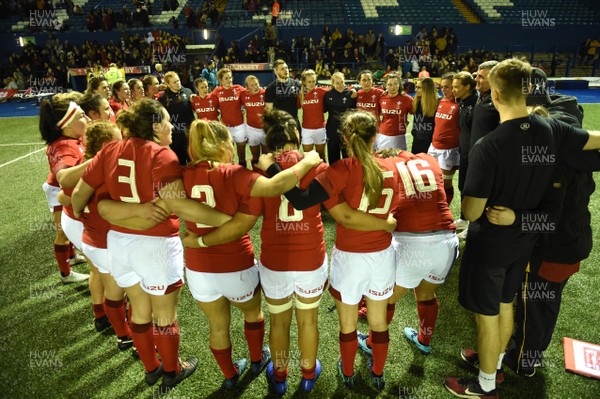 161118 - Wales Women v Hong Kong Women - Players huddle