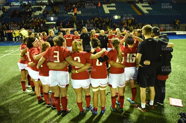 161118 - Wales Women v Hong Kong Women - Players huddle
