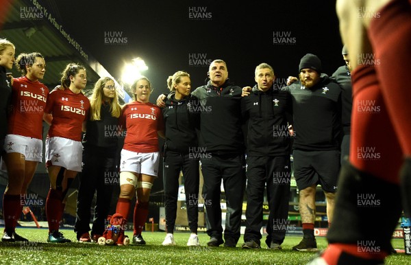 161118 - Wales Women v Hong Kong Women - Rowland Phillips talks to his players in a huddle