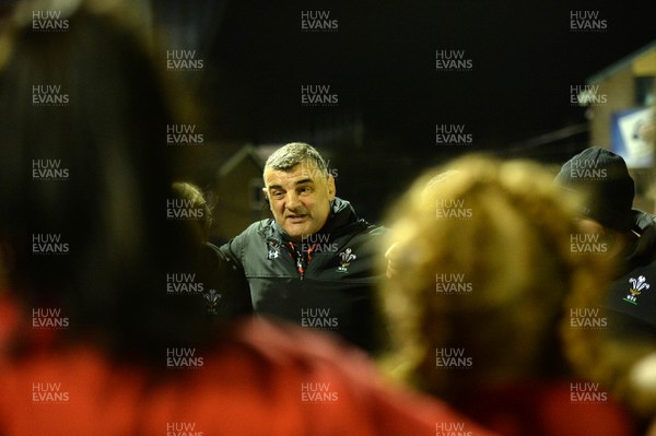161118 - Wales Women v Hong Kong Women - Rowland Phillips talks to his players during a huddle