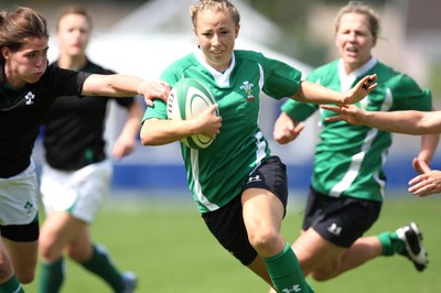 01.08.10.. Wales Women v Ireland Women, Women's Rugby World Cup 2010 Warm-Up Fixture -  Wales' Elinor Snowsill looks for a way through the Irish defence 