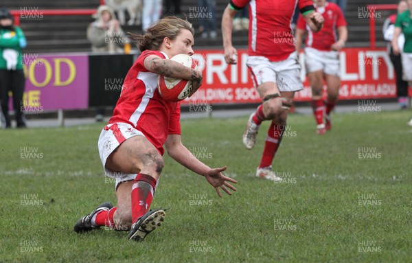 030213 - Wales Women v Ireland Women, 2013 RBS Womens 6 Nations, Aberavon - Wales' Rosie Fletcher dives in to score try