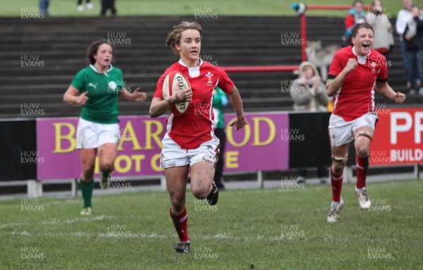 030213 - Wales Women v Ireland Women, 2013 RBS Womens 6 Nations, Aberavon - Wales' Rosie Fletcher dives in to score try