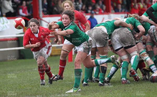 030213 - Wales Women v Ireland Women, 2013 RBS Womens 6 Nations, Aberavon - Ireland's Larissa Muldoon feeds the ball out