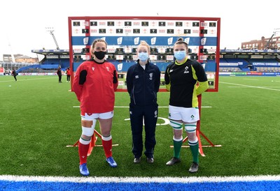 100421 - Wales Women v Ireland Women - Women's Six Nations - Siwan Lillicrap of Wales Referee Hollie Davidson and Ciara Griffin of Ireland during the coin toss