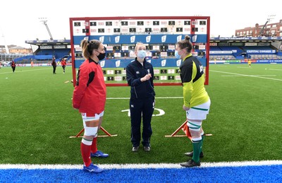 100421 - Wales Women v Ireland Women - Women's Six Nations - Siwan Lillicrap of Wales Referee Hollie Davidson and Ciara Griffin of Ireland during the coin toss