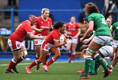 100421 - Wales Women v Ireland Women - Women's Six Nations - Georgia Evans of Wales looks for a way through